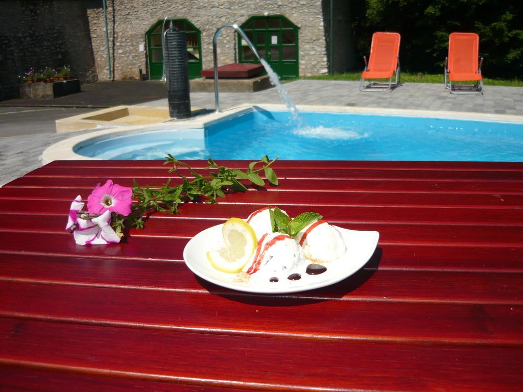 Ezuestfenyo Hotel Telkibánya Dış mekan fotoğraf